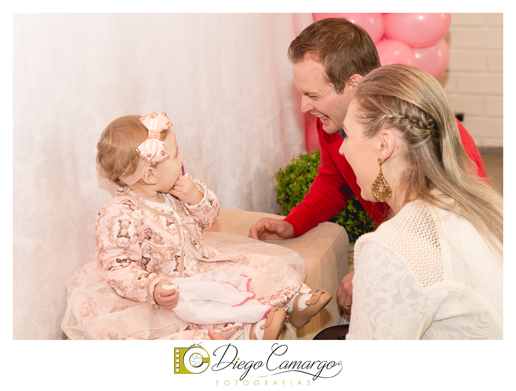 Quem comemorou seu primeiro aninho de vida foi a Rafaela. Parabéns papai Tobias e a mamãe Mariana pela linda família. Que vocês sejam muito felizes e que a Rafaela tenha muita saúde, alegria, paz  e força para supe