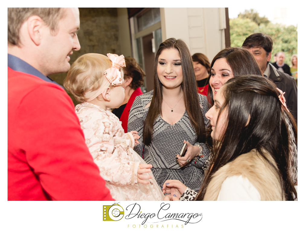 Quem comemorou seu primeiro aninho de vida foi a Rafaela. Parabéns papai Tobias e a mamãe Mariana pela linda família. Que vocês sejam muito felizes e que a Rafaela tenha muita saúde, alegria, paz  e força para supe