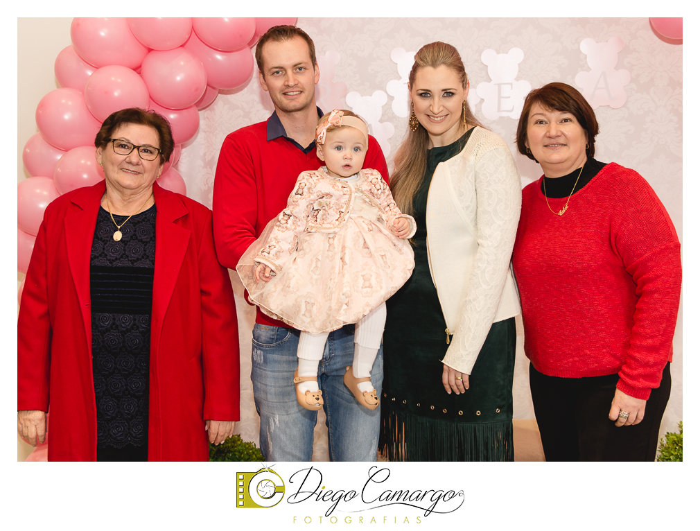 Quem comemorou seu primeiro aninho de vida foi a Rafaela. Parabéns papai Tobias e a mamãe Mariana pela linda família. Que vocês sejam muito felizes e que a Rafaela tenha muita saúde, alegria, paz  e força para supe