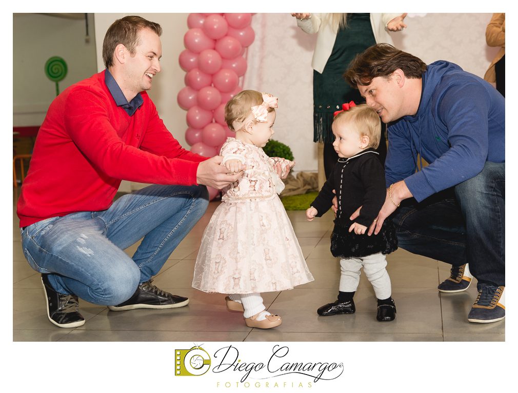 Quem comemorou seu primeiro aninho de vida foi a Rafaela. Parabéns papai Tobias e a mamãe Mariana pela linda família. Que vocês sejam muito felizes e que a Rafaela tenha muita saúde, alegria, paz  e força para supe