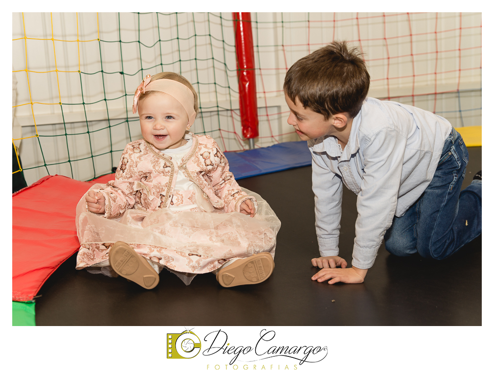 Quem comemorou seu primeiro aninho de vida foi a Rafaela. Parabéns papai Tobias e a mamãe Mariana pela linda família. Que vocês sejam muito felizes e que a Rafaela tenha muita saúde, alegria, paz  e força para supe