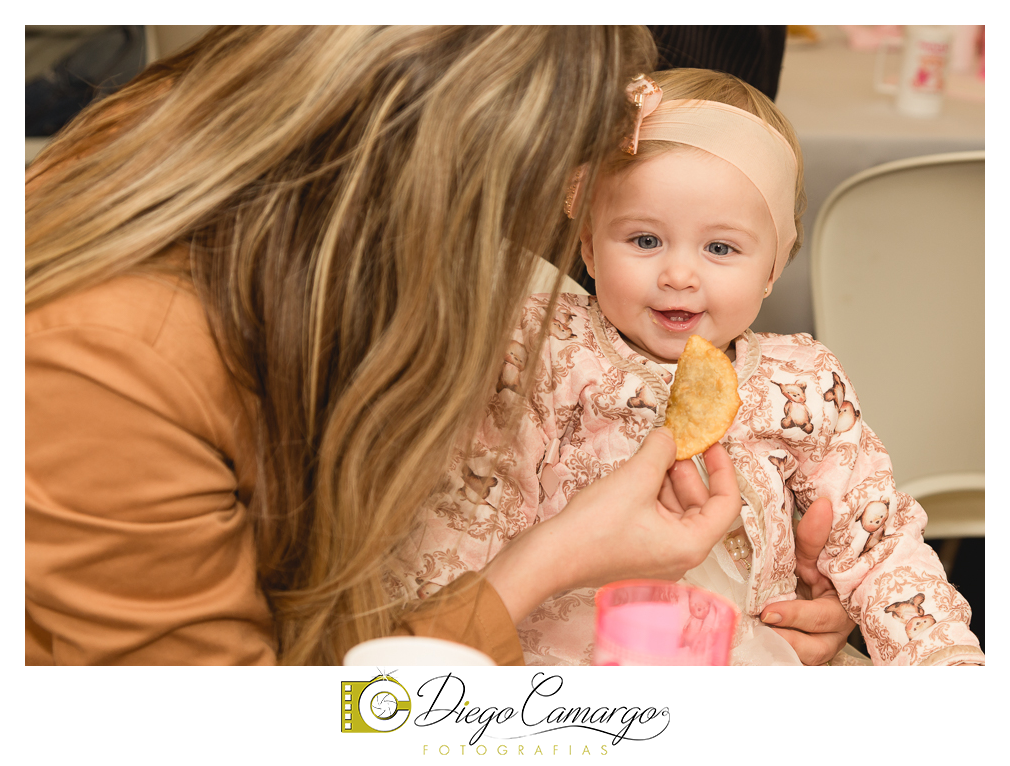 Quem comemorou seu primeiro aninho de vida foi a Rafaela. Parabéns papai Tobias e a mamãe Mariana pela linda família. Que vocês sejam muito felizes e que a Rafaela tenha muita saúde, alegria, paz  e força para supe