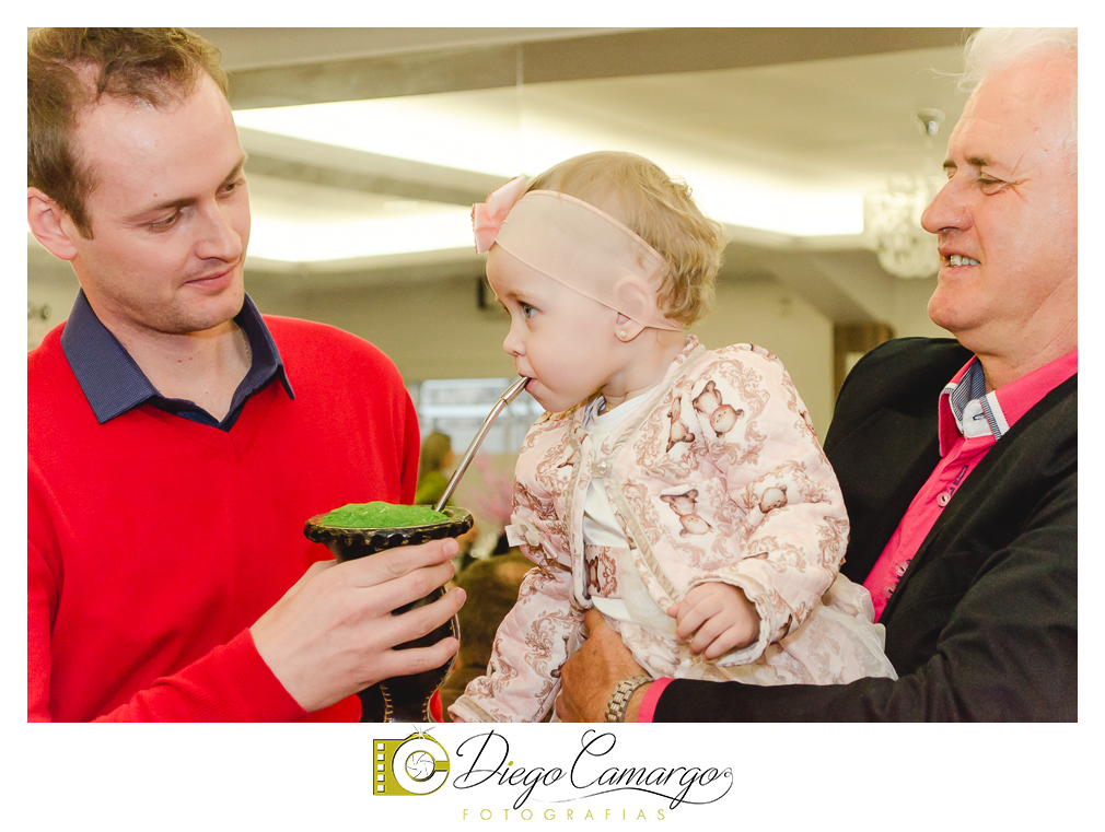 Quem comemorou seu primeiro aninho de vida foi a Rafaela. Parabéns papai Tobias e a mamãe Mariana pela linda família. Que vocês sejam muito felizes e que a Rafaela tenha muita saúde, alegria, paz  e força para supe