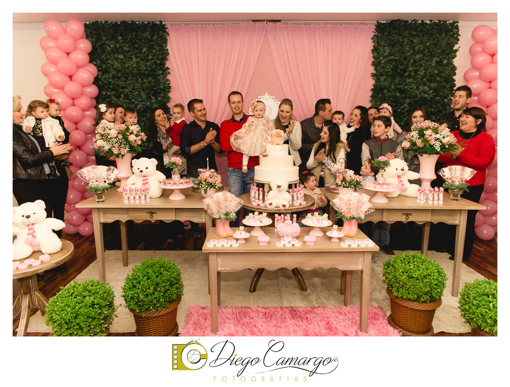 Quem comemorou seu primeiro aninho de vida foi a Rafaela. Parabéns papai Tobias e a mamãe Mariana pela linda família. Que vocês sejam muito felizes e que a Rafaela tenha muita saúde, alegria, paz  e força para supe