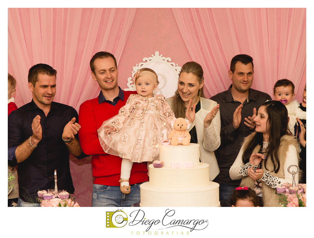 Quem comemorou seu primeiro aninho de vida foi a Rafaela. Parabéns papai Tobias e a mamãe Mariana pela linda família. Que vocês sejam muito felizes e que a Rafaela tenha muita saúde, alegria, paz  e força para supe