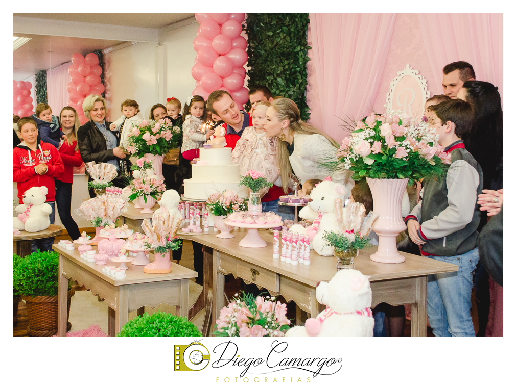 Quem comemorou seu primeiro aninho de vida foi a Rafaela. Parabéns papai Tobias e a mamãe Mariana pela linda família. Que vocês sejam muito felizes e que a Rafaela tenha muita saúde, alegria, paz  e força para supe