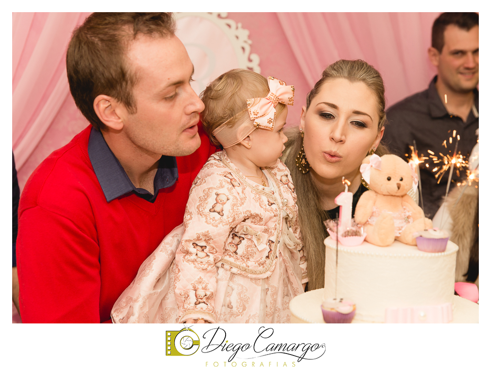 Quem comemorou seu primeiro aninho de vida foi a Rafaela. Parabéns papai Tobias e a mamãe Mariana pela linda família. Que vocês sejam muito felizes e que a Rafaela tenha muita saúde, alegria, paz  e força para supe