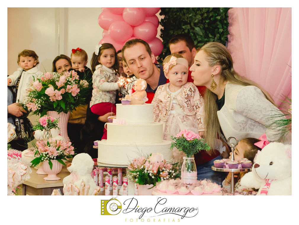 Quem comemorou seu primeiro aninho de vida foi a Rafaela. Parabéns papai Tobias e a mamãe Mariana pela linda família. Que vocês sejam muito felizes e que a Rafaela tenha muita saúde, alegria, paz  e força para supe