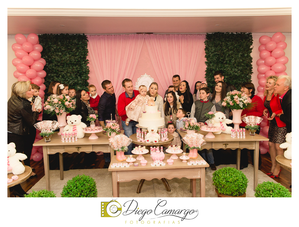 Quem comemorou seu primeiro aninho de vida foi a Rafaela. Parabéns papai Tobias e a mamãe Mariana pela linda família. Que vocês sejam muito felizes e que a Rafaela tenha muita saúde, alegria, paz  e força para supe