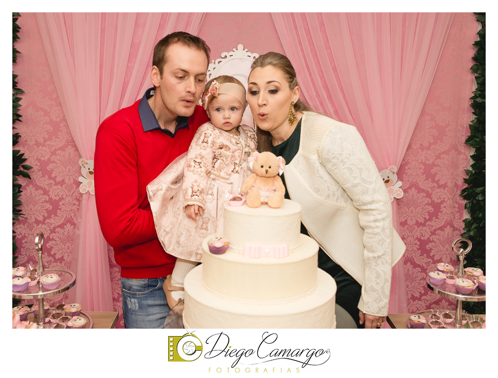 Quem comemorou seu primeiro aninho de vida foi a Rafaela. Parabéns papai Tobias e a mamãe Mariana pela linda família. Que vocês sejam muito felizes e que a Rafaela tenha muita saúde, alegria, paz  e força para supe