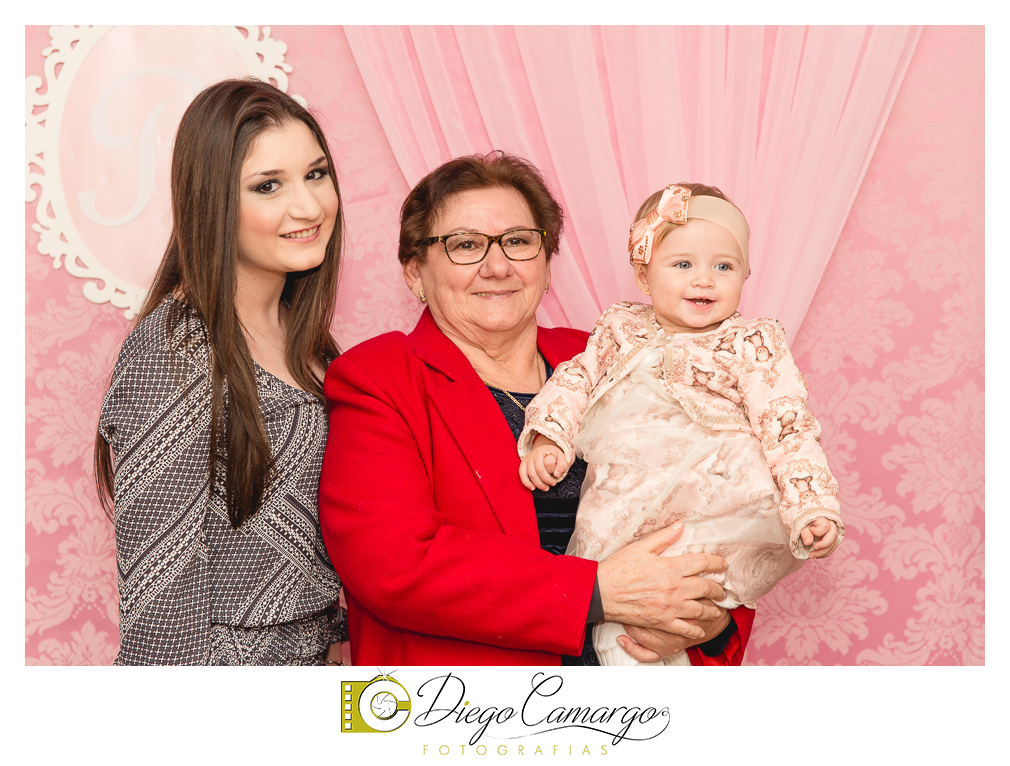 Quem comemorou seu primeiro aninho de vida foi a Rafaela. Parabéns papai Tobias e a mamãe Mariana pela linda família. Que vocês sejam muito felizes e que a Rafaela tenha muita saúde, alegria, paz  e força para supe