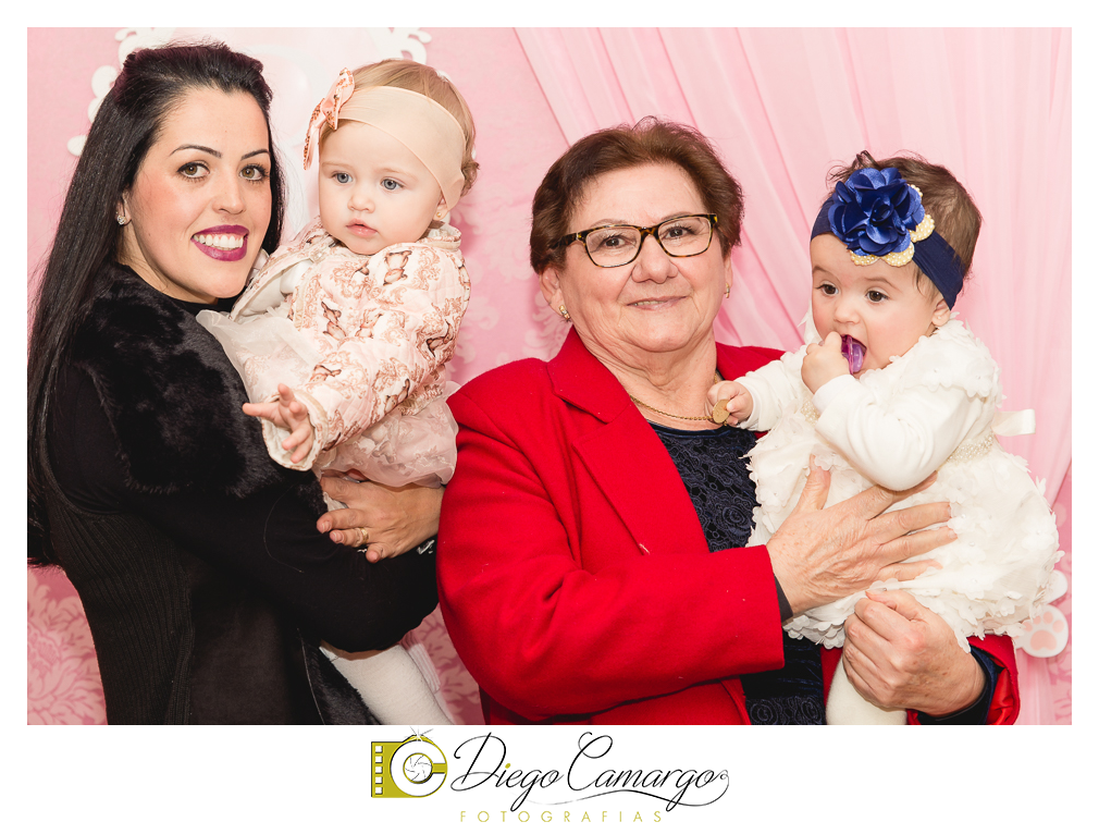 Quem comemorou seu primeiro aninho de vida foi a Rafaela. Parabéns papai Tobias e a mamãe Mariana pela linda família. Que vocês sejam muito felizes e que a Rafaela tenha muita saúde, alegria, paz  e força para supe