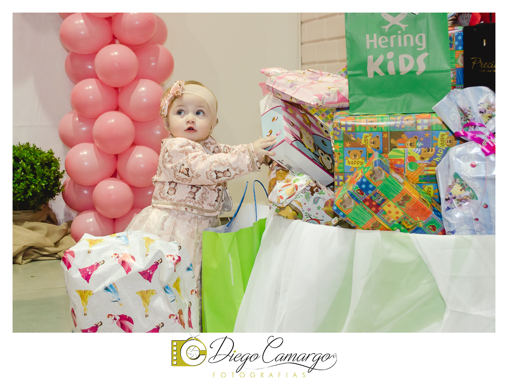 Quem comemorou seu primeiro aninho de vida foi a Rafaela. Parabéns papai Tobias e a mamãe Mariana pela linda família. Que vocês sejam muito felizes e que a Rafaela tenha muita saúde, alegria, paz  e força para supe