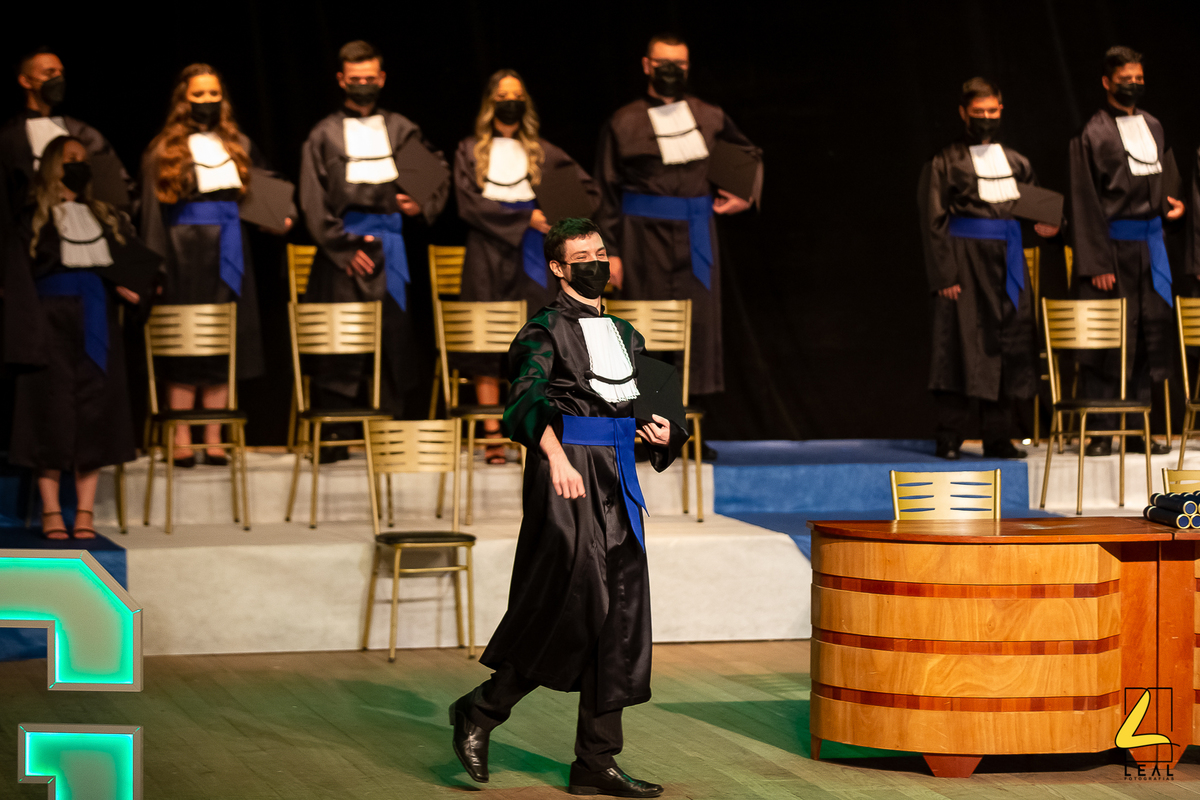 Formando entrando no palco da UFPR por Rodrigo Leal