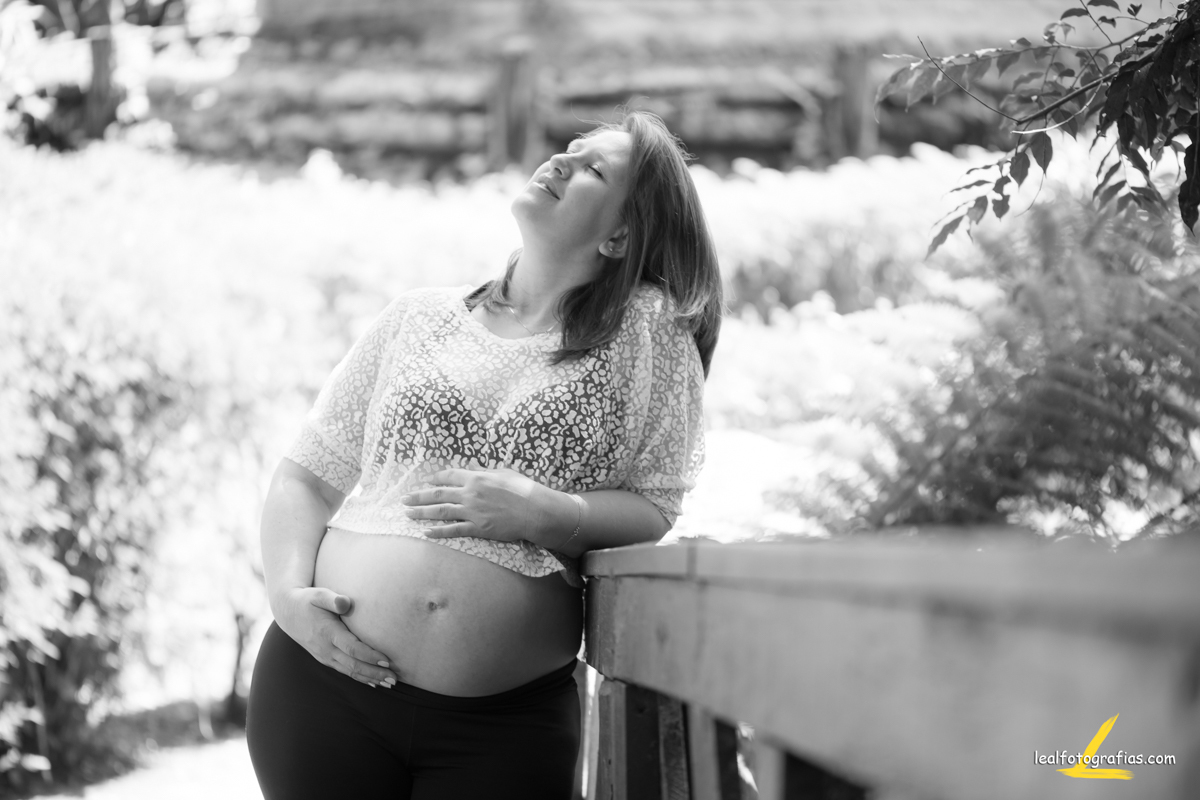 foto preto e branco de grávida por leal fotografias de curitiba