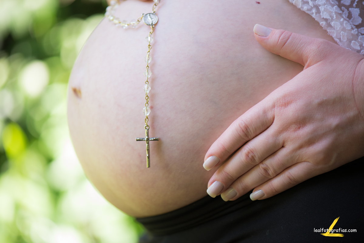 detalhe de fé com crucifixo em ensaio gestante por rodrigo leal