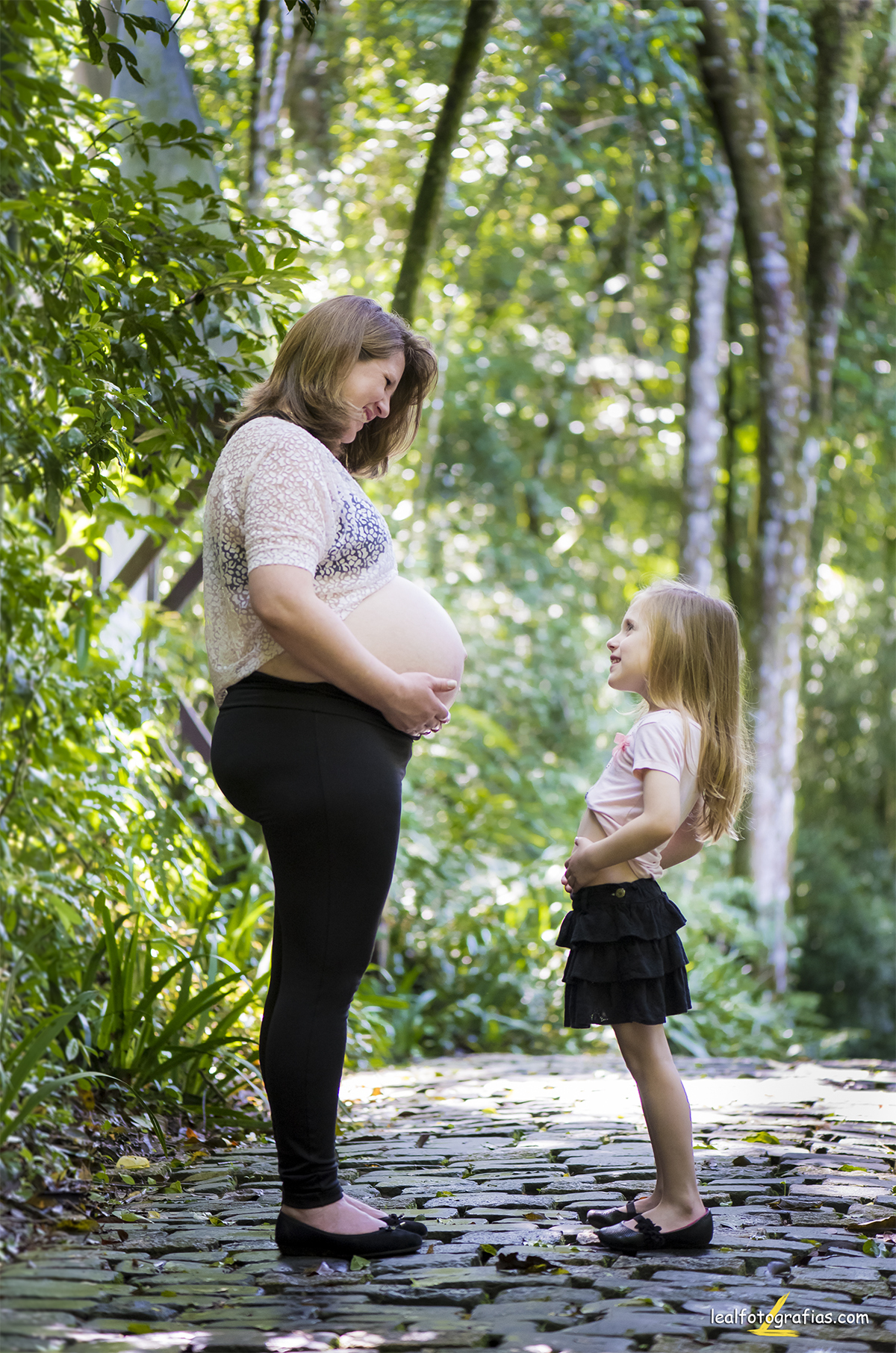 ensaio gestante mãe e filha segurando a barriga por Rodrigo leal