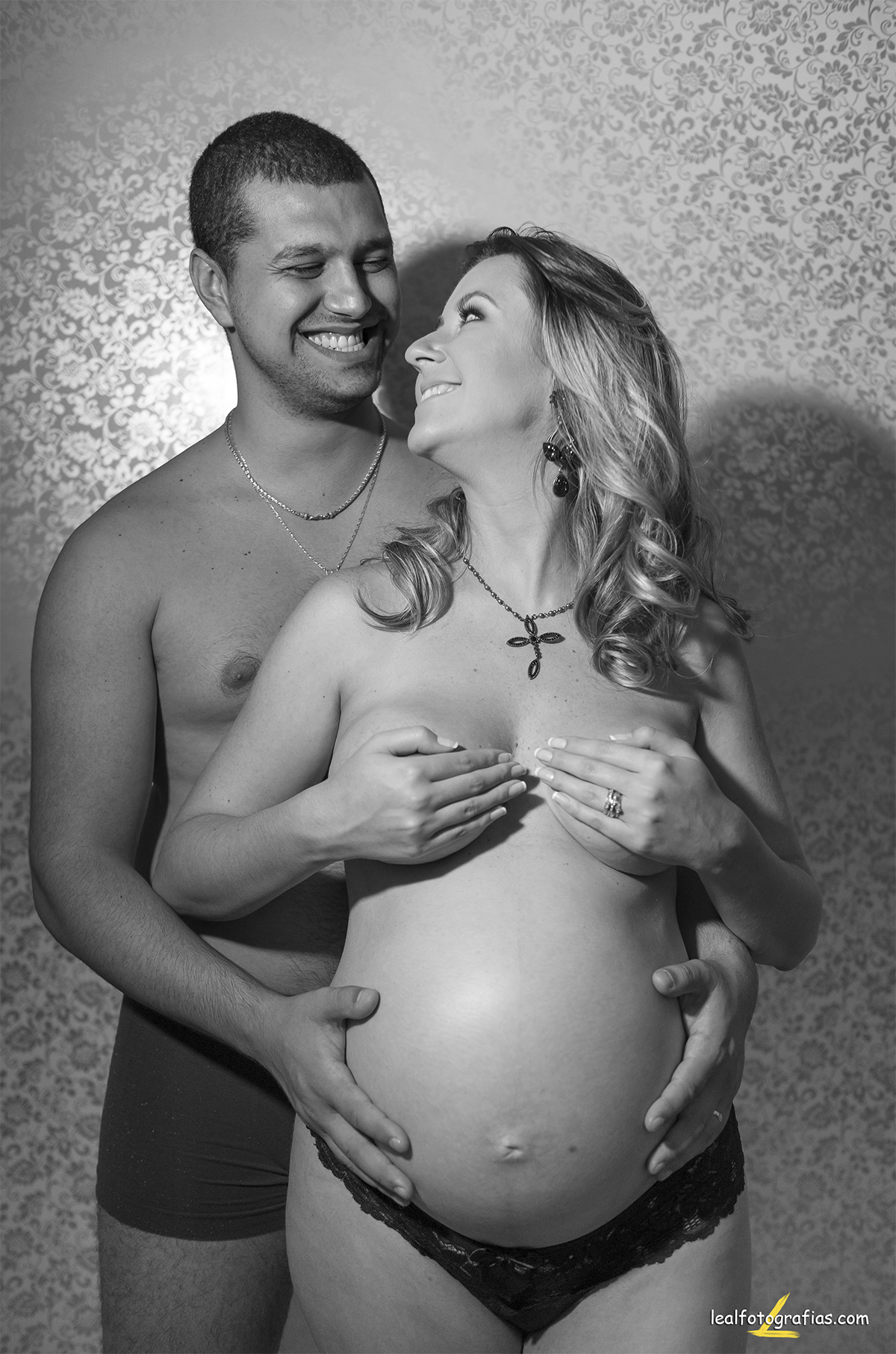 ensaio sessual casal preto e branco 