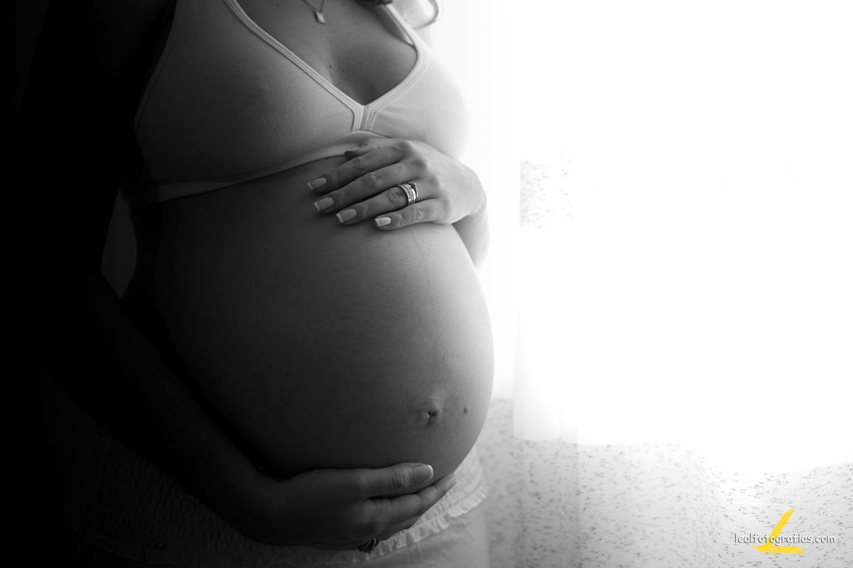 foto barriga com luz da janela por fotógrafo rodrigo leal
