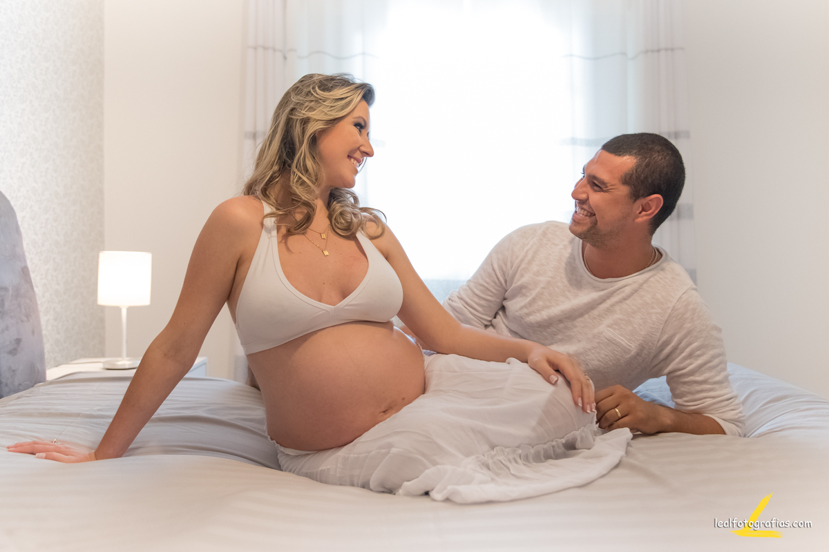 book de casal sentado em cima da cama 