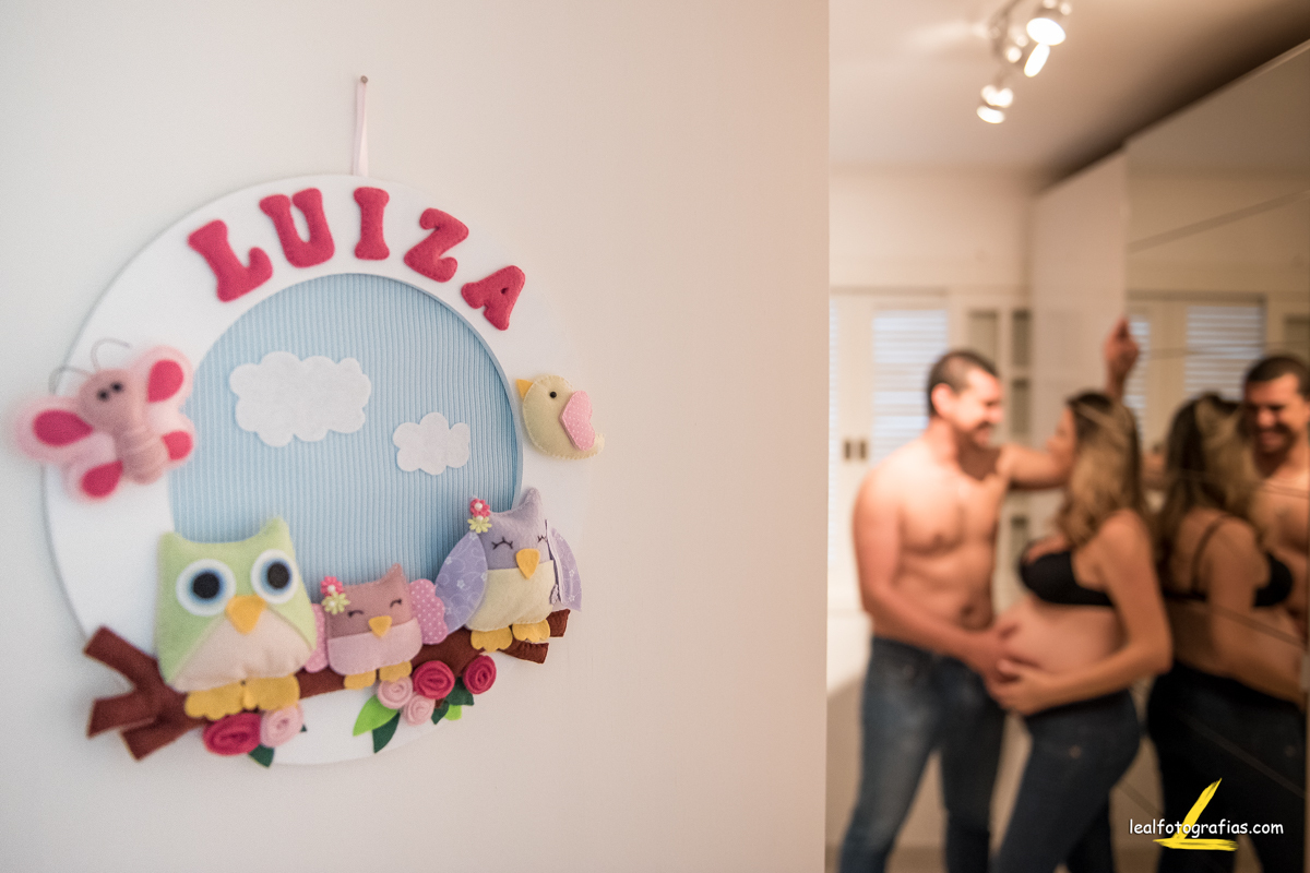 foto do casal com a decorção como nome do bebê