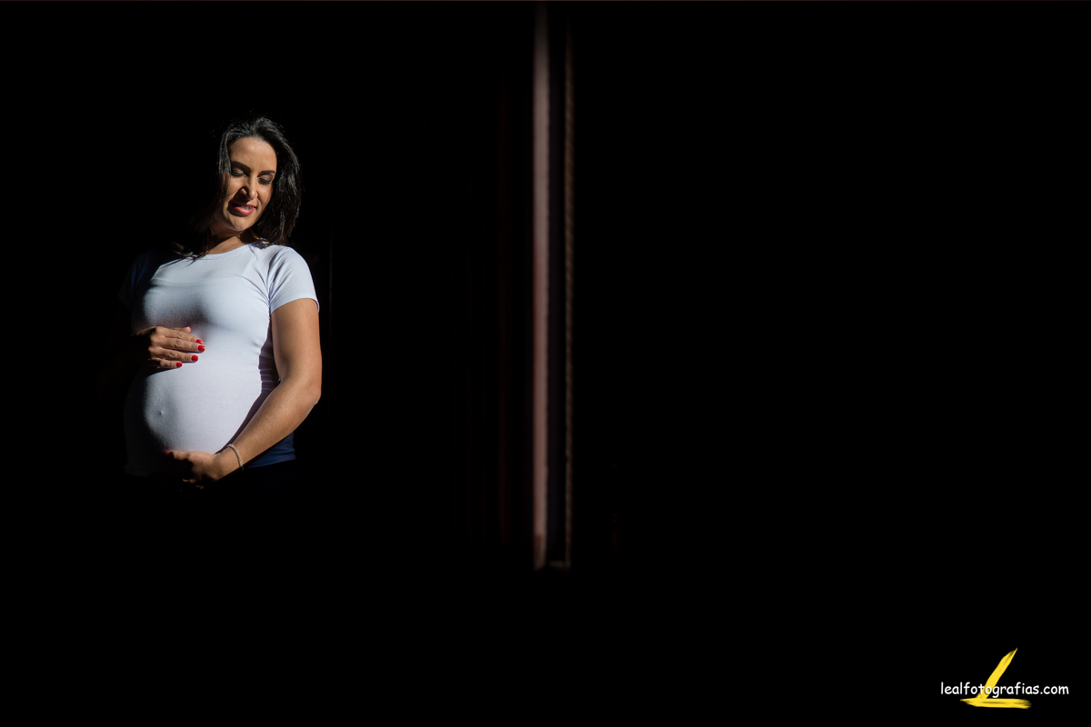 luz direcionada em ensaio gestante no bosque do alemão