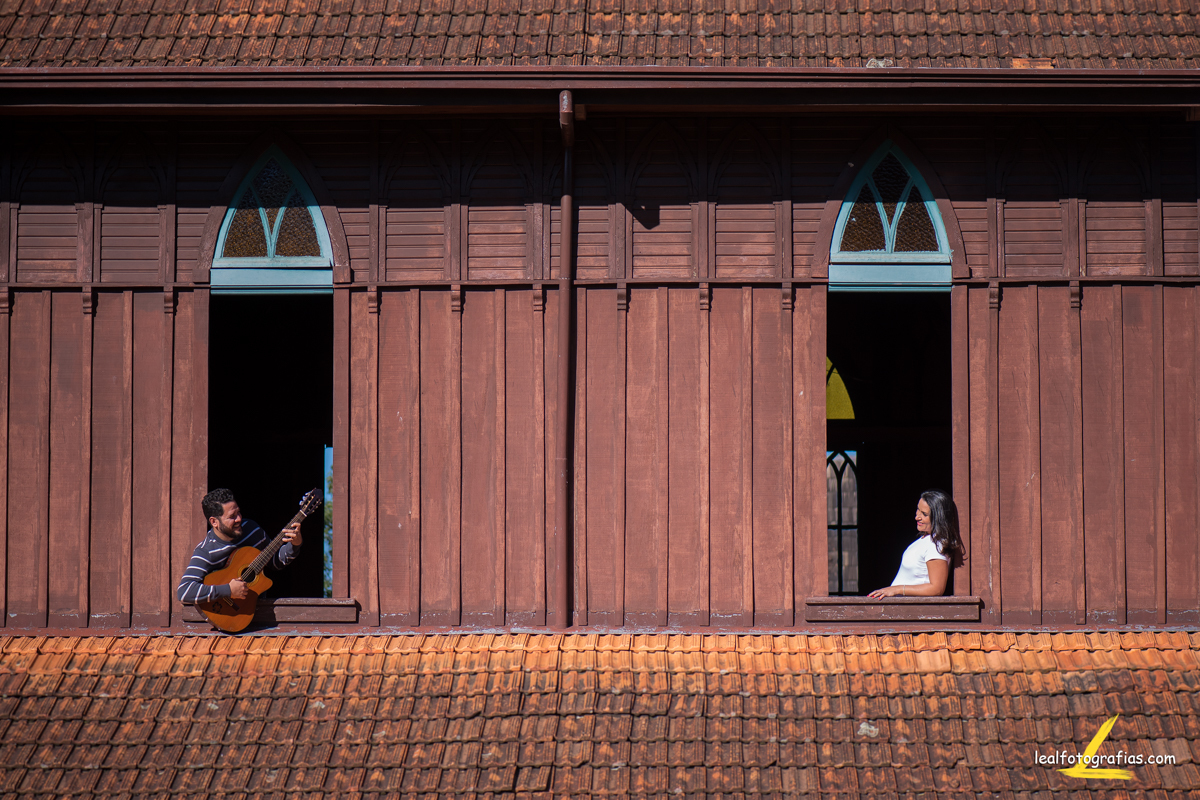serenata feita em ensaio de casal em curitiba