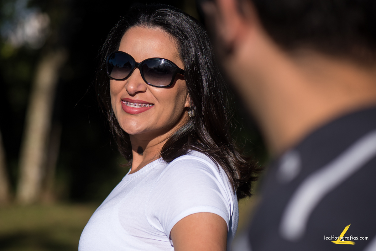 modelo usando óculos de sol em ensaio gestante