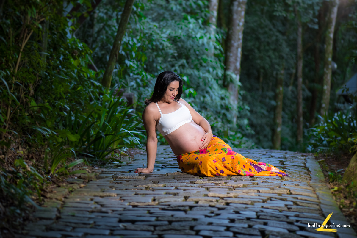 mamãe sentada na calçada em ensaio com flash