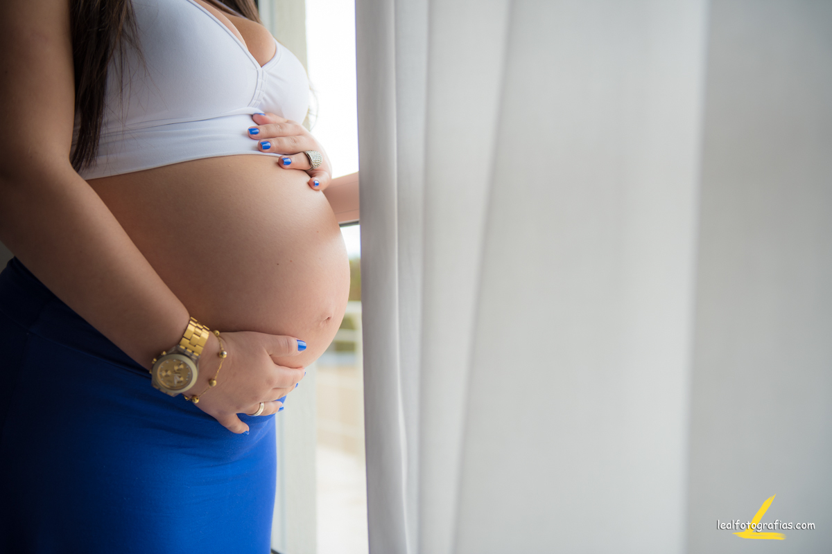 ensaio gestante em casa com luz de janela
