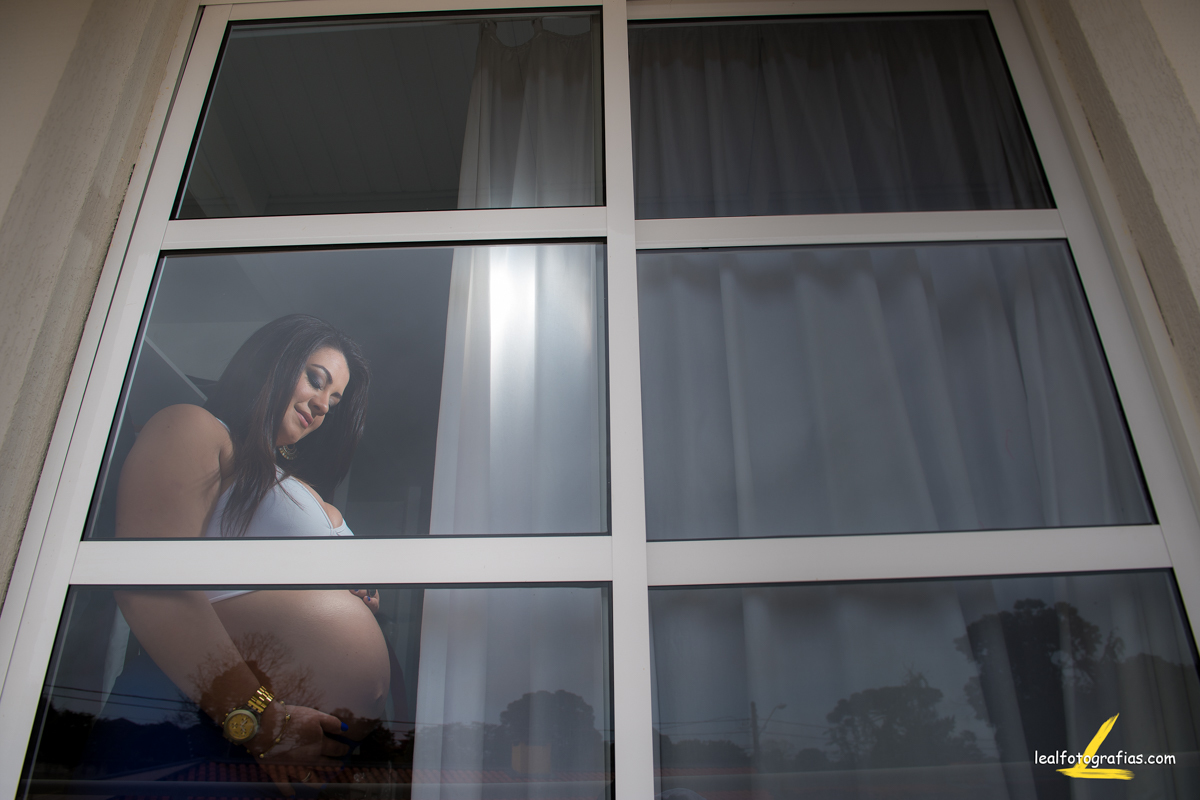 mamãe na janela em ensaio fotográfico por Rodrigo Leal