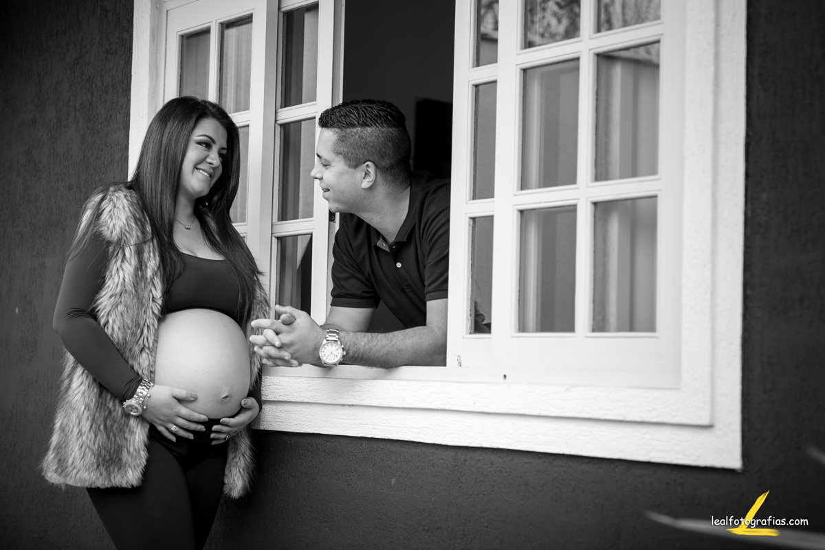 foto de casal na janela preto e branco por Leal Fotografias