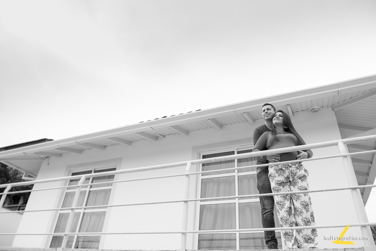 Ensaio grávida sacada de casa preto e branco Curitiba