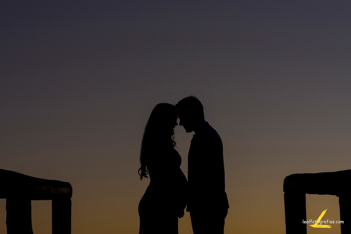 silhueta de casal na praia