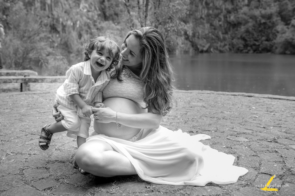 foto mãe e filho preto e branco 