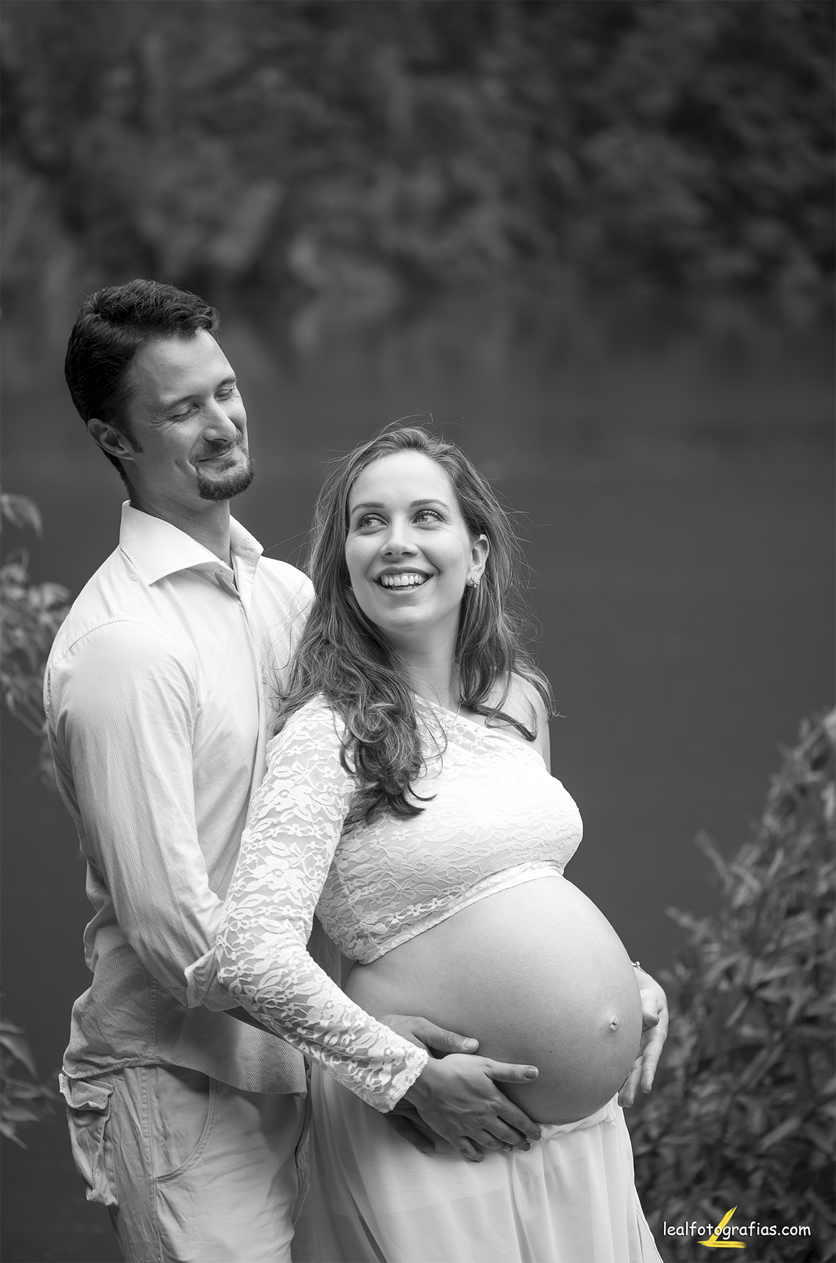 casal feliz foto preta e branca 