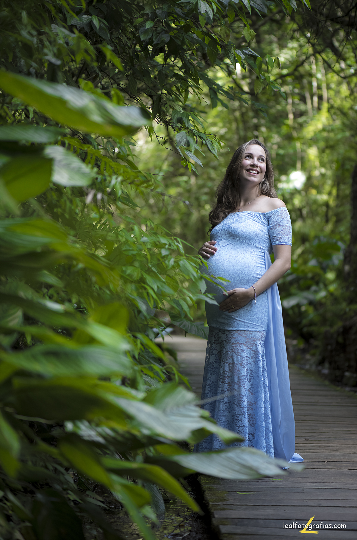 mamãe de azul ao ar livre 