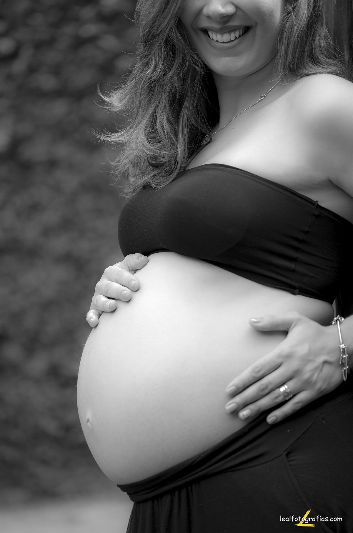 foto preta e branca da barriga por fotógrafo rodrigo leal