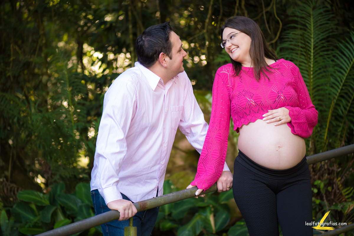foto de casal namorando em parque de curitiba