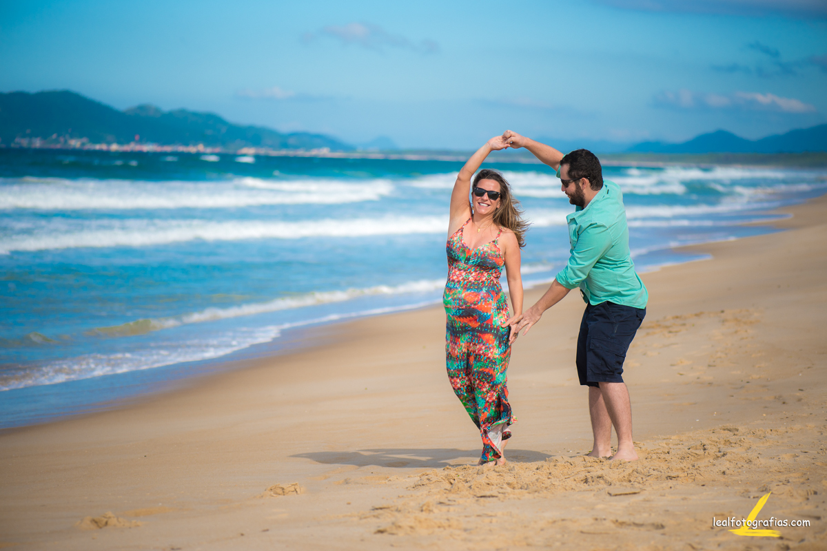 casal dançando na praia luz natural 