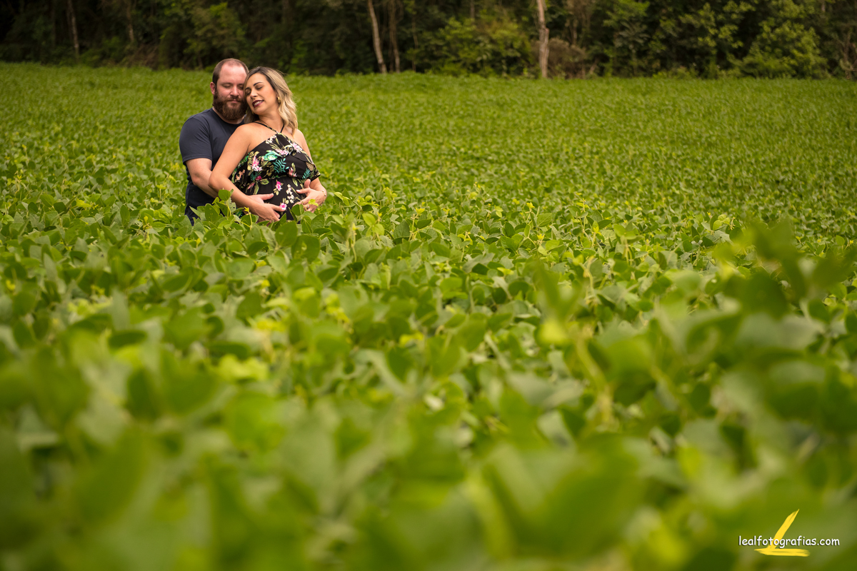 casal no meio da soja por fotógrafo rodrigo leal