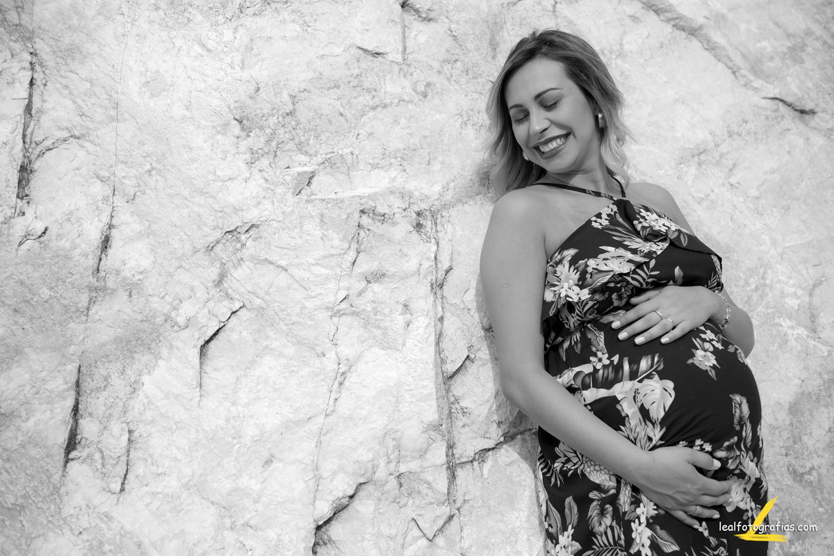 foto gestante preta e branca na pedreira 