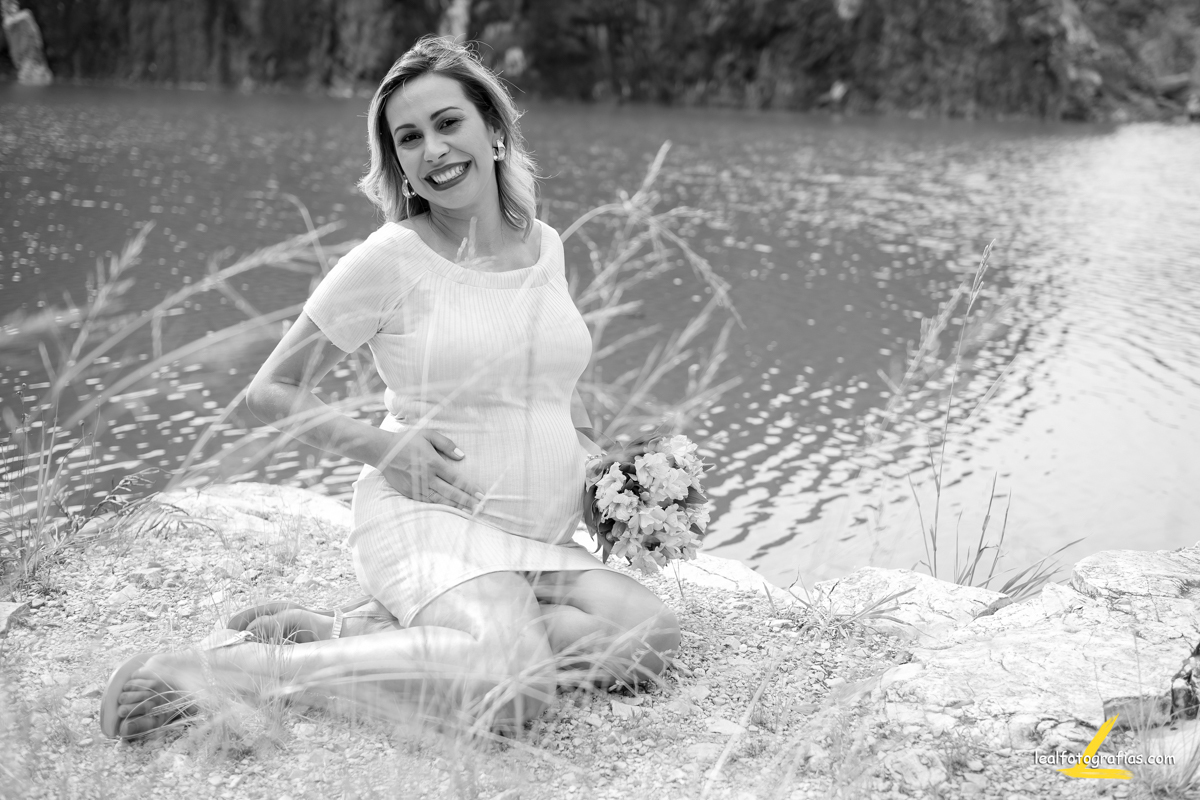 foto grávida na lagoa azul por fotógrafo rodrigo leal