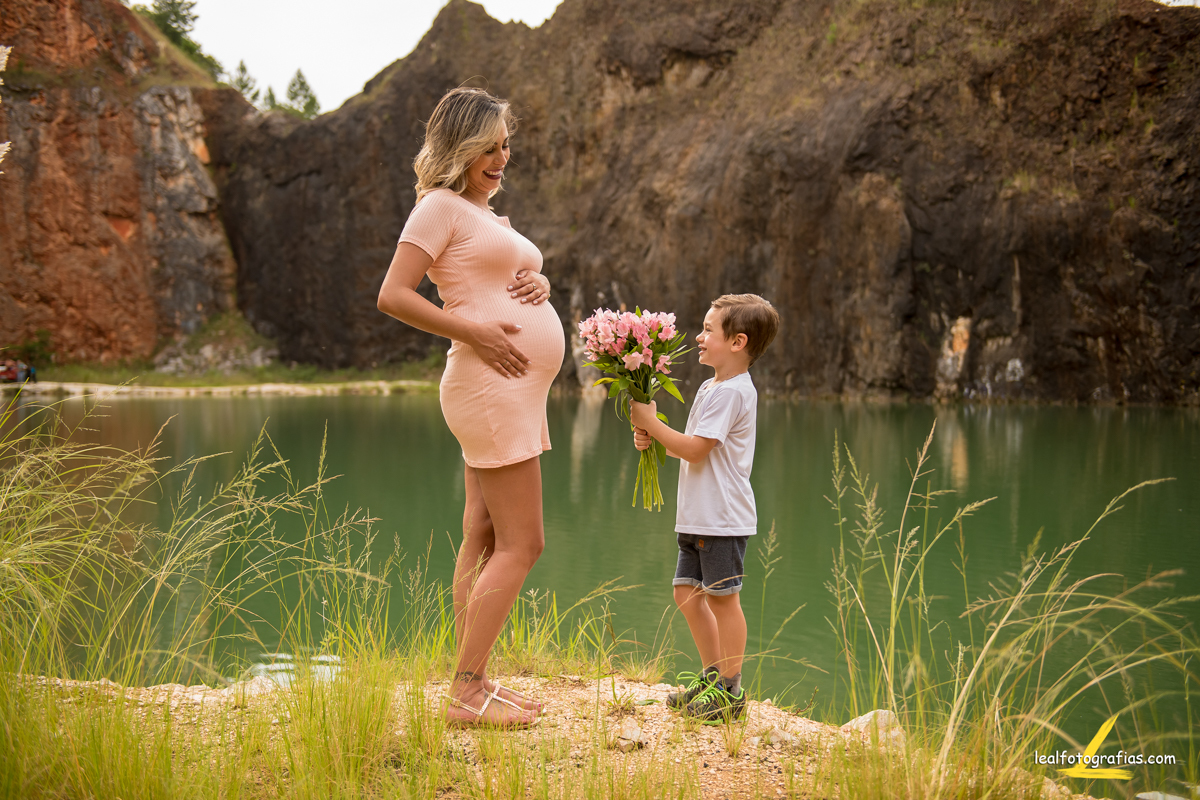 foto mãe e filho em bateias 