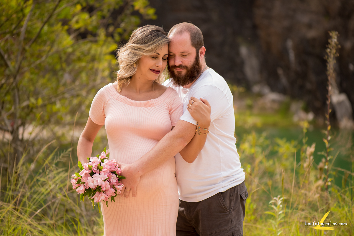 ensaio casal ao ar livre buquede flores 