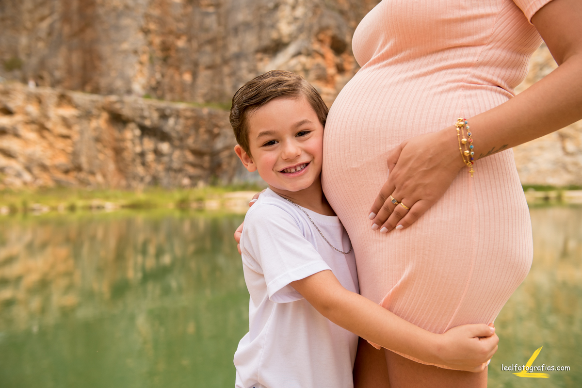filho fazendo carinho na barriga da mamãe 