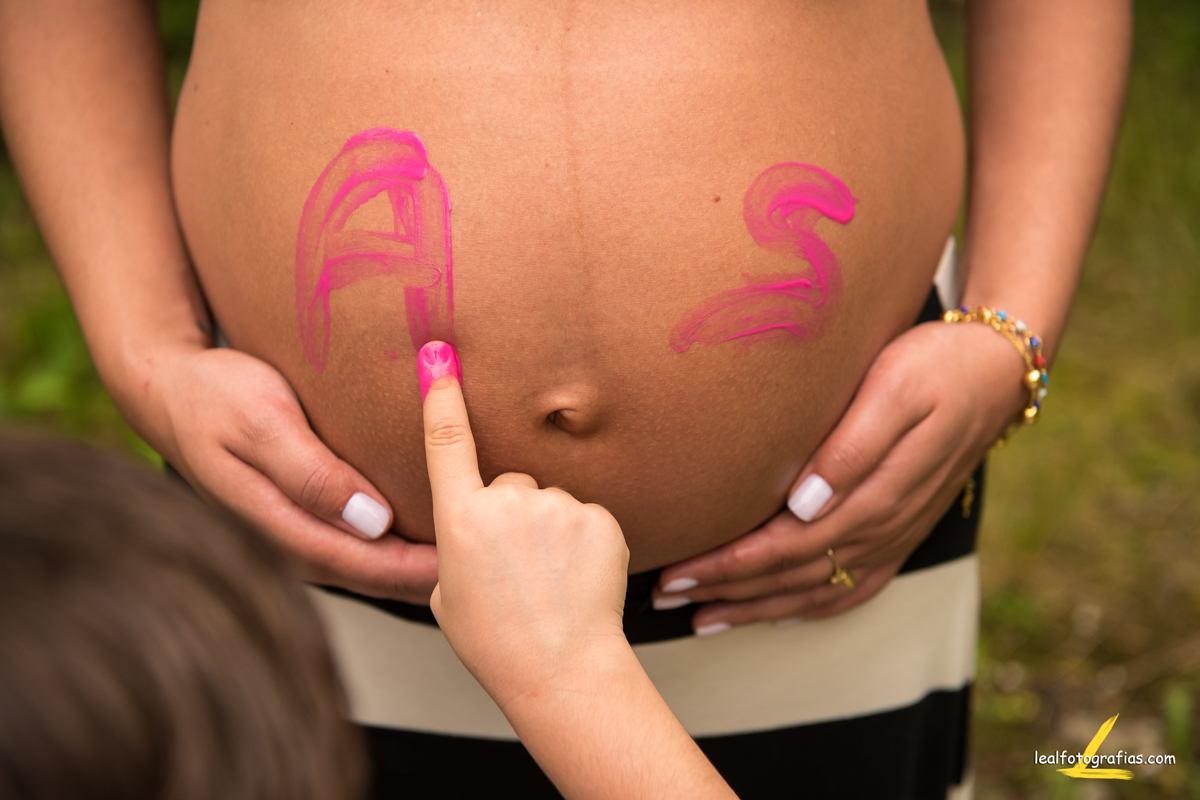 filho desenhando na mãe por fotógrafo rodrigo leal