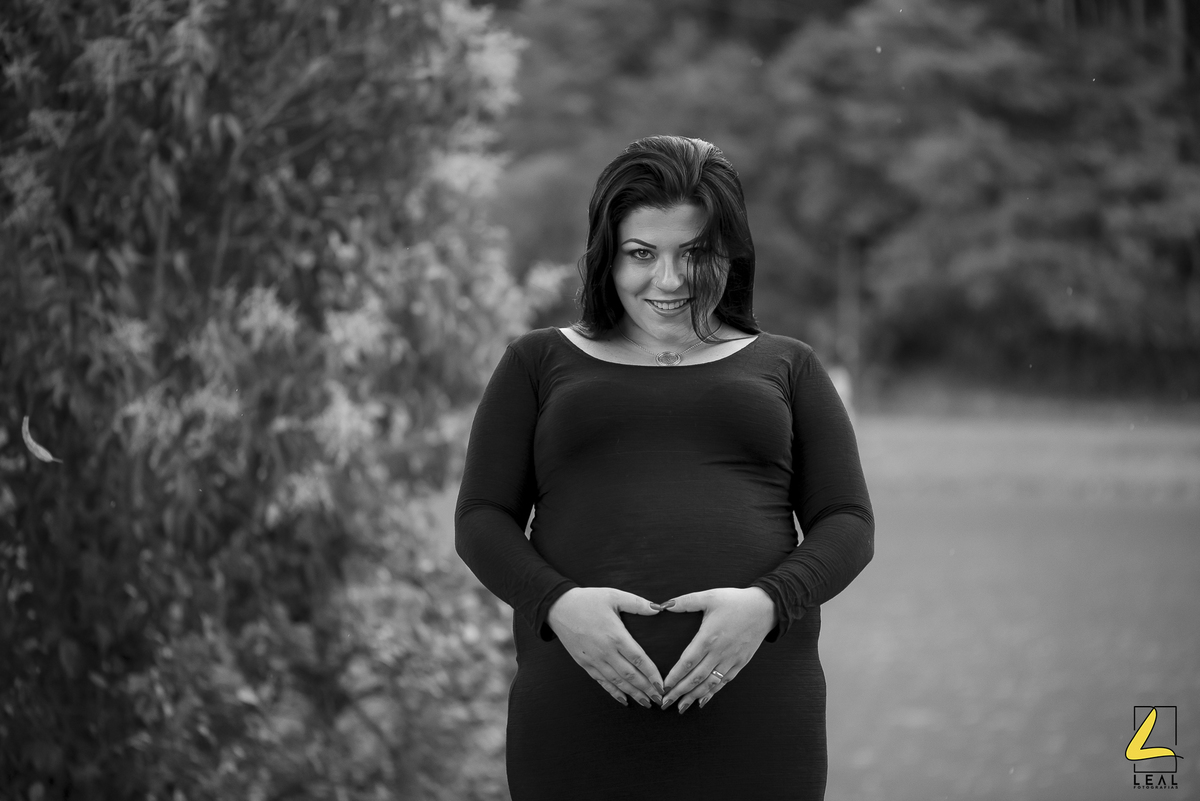 Ensaio preto e branco externo gestante

