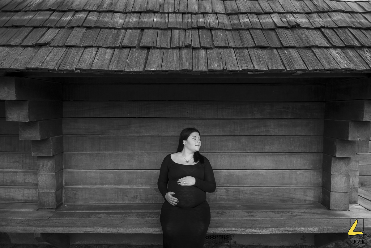 Ensaio externo gestante preto e branco memorial ucraniano.