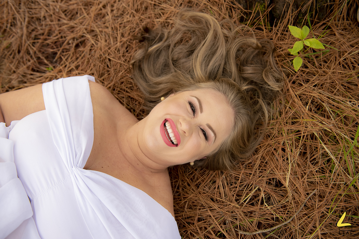 foto da maquiagem da modelo deitada no chão em ensaio gestante